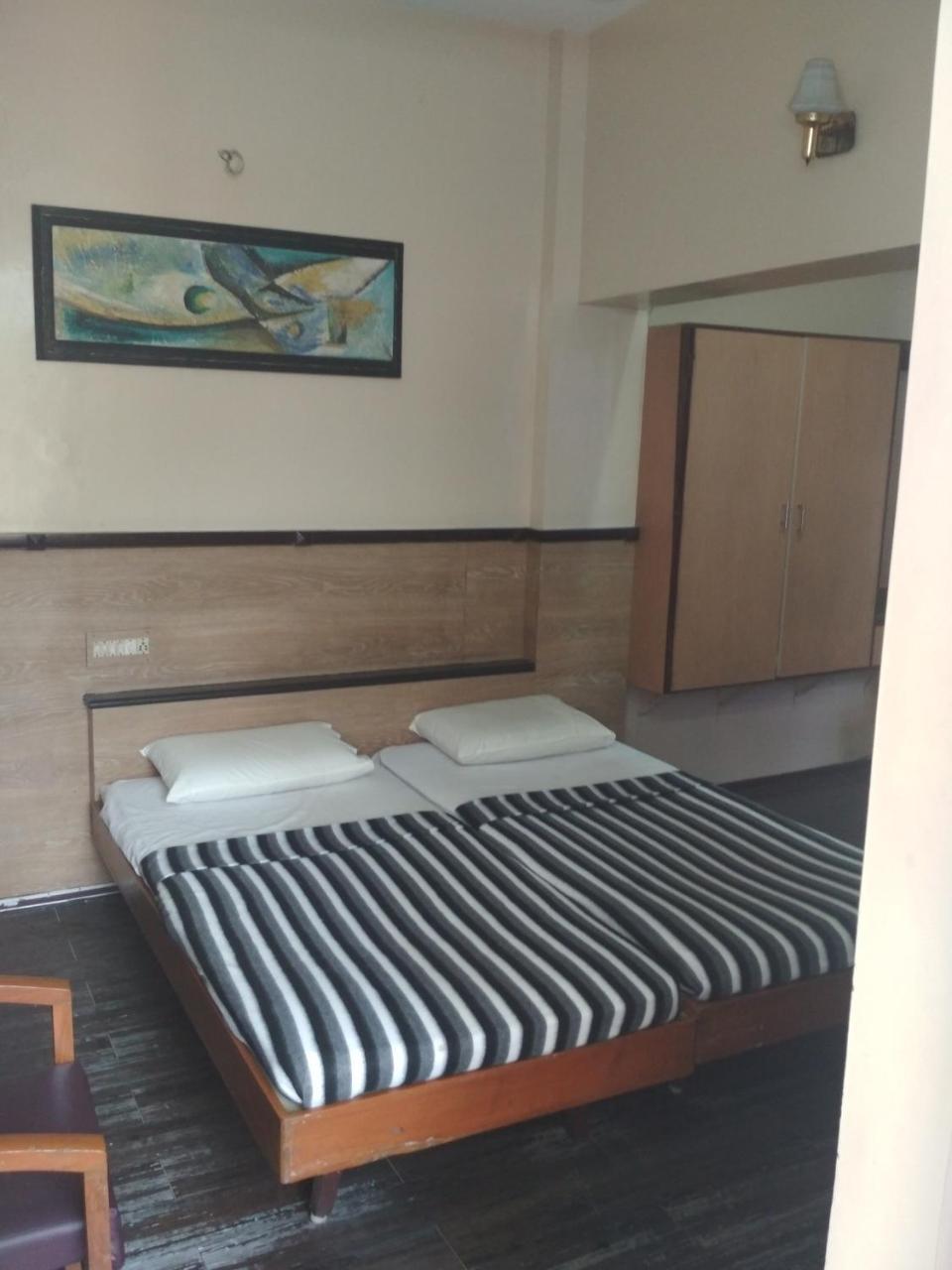 Dolphin Hotel Диндигъл Екстериор снимка
